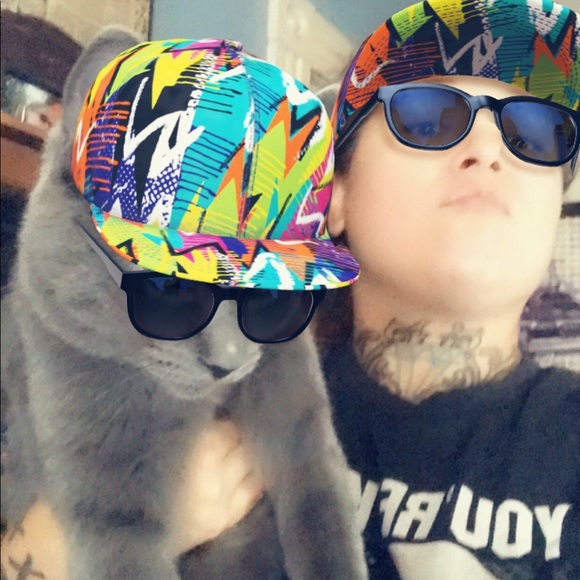 Hi! 😻 I am a History teacher and a cat Mom. I love anything vintage! ♥️ - Picture 2 of 4